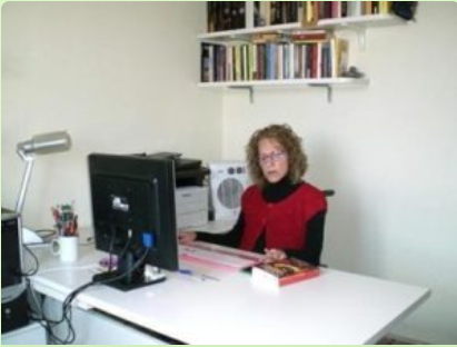 Foto di Rita Barbuto nella sua postazione di lavoro nella sede di DPI Italia in Calabria a Lamezia Terme